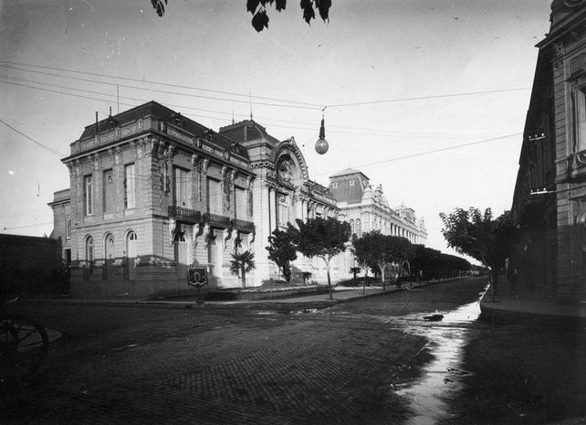 Principios del siglo XX. Córdoba y Balcarce. La facha de la escuela Normal Nº 2 está intacta hasta nuestros días