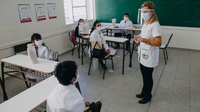 El gobierno ultima los detalles para el regreso a las aulas y discute con los gremios.