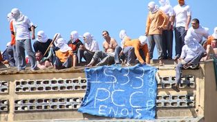 Brasil: Cuatro presos muertos y dos rehenes en un motín