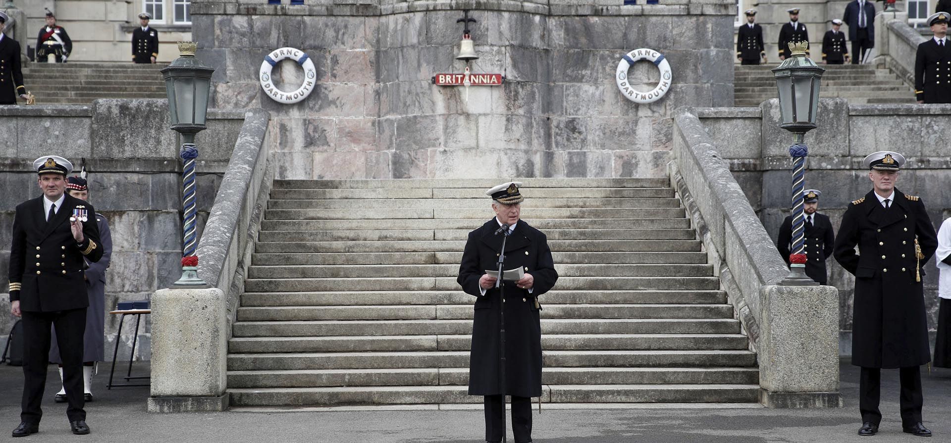 El príncipe Carlos de Gran Bretaña, almirante de la flota, habla mientras preside las divisiones del Lord High Admiral en Britannia Royal Naval College, Dartmouth, Inglaterra, el jueves 16 de diciembre de 2021. Foto: AP