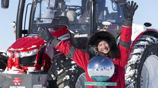 Una aventurera holandesa llega al Polo Sur en un tractor