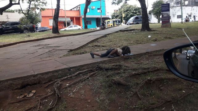 Cruda imagen: una nena misionera tomó agua de la calle