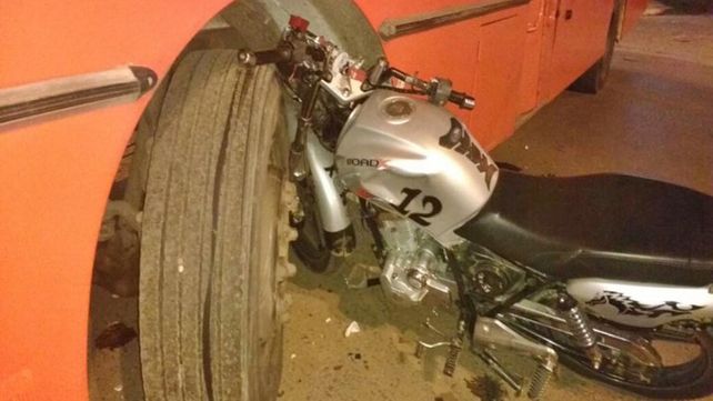Dos personas fueron hospitalizados tras chocar una moto y un colectivo