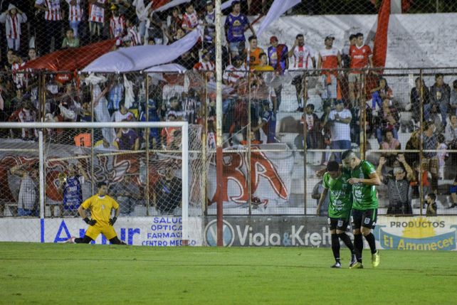 Atlético Paraná empató y define la serie en San Francisco