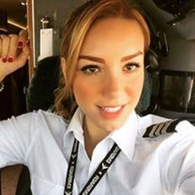 La hermosa piloto del jet de CR7 es ¡fan de Messi!