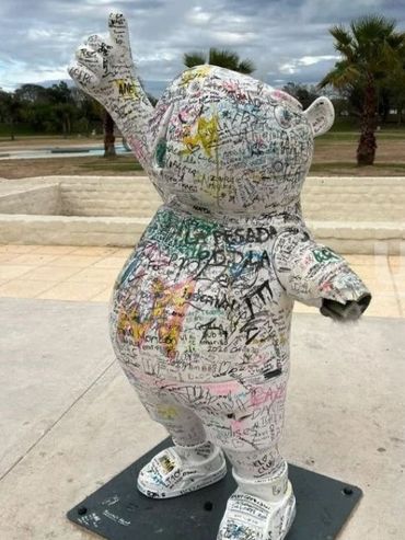 Vandalizaron a Capi en el Parque del Sur: dañaron dos figuras de la mascota de los Juegos y el mobiliario de la plaza