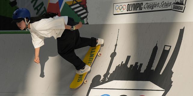 La skater japonesa Funa Nakayama practica un día antes de competir en la Serie Clasificatoria Olímpica de 2024 celebrada en Shanghai