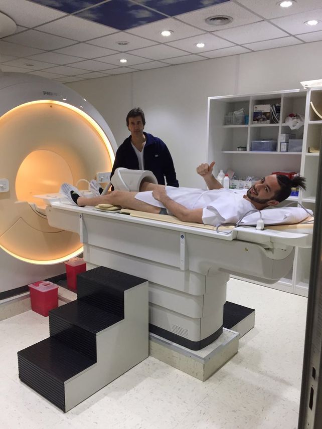 El exdelantero de Central pasó por un centro médico a hacerse la revisión. (Foto: @DonbalonAR)