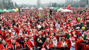 Unos 18 mil Papá Noel participaron de una carrera para ayudar a un hospital infantil