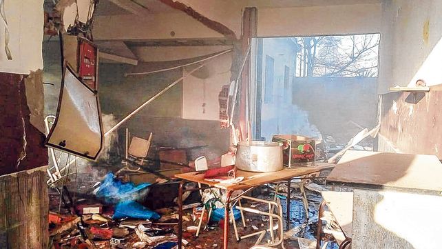 Desastre. La explosión destruyó el interior de la escuela. Los cuerpos de los dos fallecidos fueron expulsados a muchos metros de distancia.