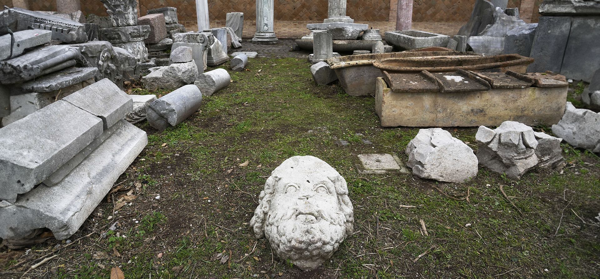 Hallazgos arqueológicos del Imperio Romano se exhiben en el Museo del Parque del Monte Celio con vista al Coliseo donde se guarda el mapa gigante de mármol (Forma Urbis Romae) de la antigua Roma, el jueves 11 de enero de 2024. ( Foto AP/Gregorio Borgia) Hallazgos arqueológicos del Imperio Romano se exhiben en el Museo del Parque del Monte Celio con vista al Coliseo donde se guarda el mapa gigante de mármol (Forma Urbis Romae) de la antigua Roma, el jueves 11 de enero de 2024. ( Foto AP/Gregorio Borgia)