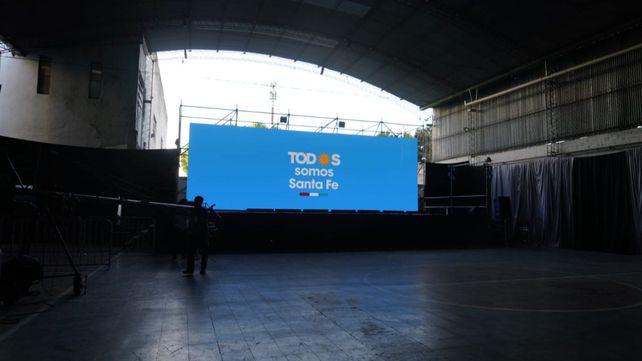 Una pantalla gigante en el bunker que el Frente de Todos armó en el club Central Córdoba.