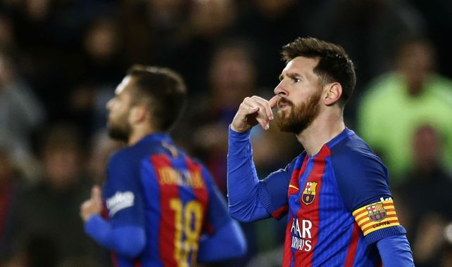 Dejó el mensaje. El celular de Leo no necesita ni batería. Le alcanza con hacer un ademán desde la cancha.