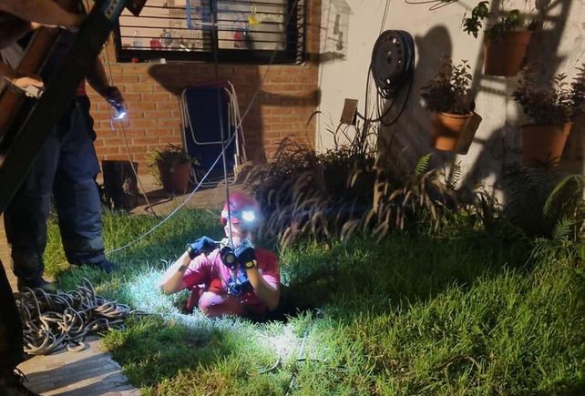 En apenas una hora, los bomberos rescataron a dos mujeres que habían caído en diferentes pozos