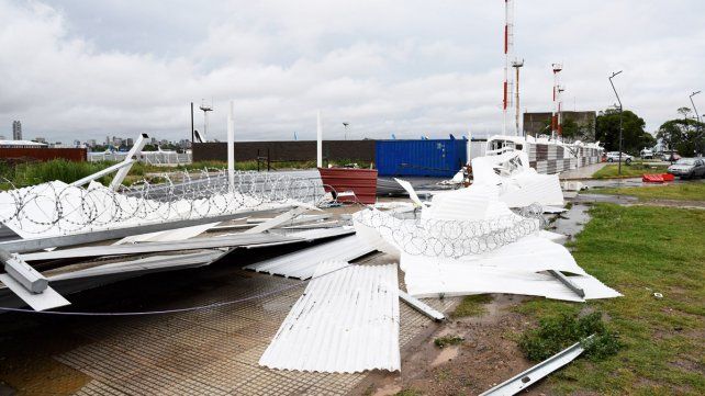 El aeroparque Jorge Newbery volvió a operar este domingo tras el temporal que causó serios daños y hay 64 vuelos afectados y 16 aviones fuera de servicio