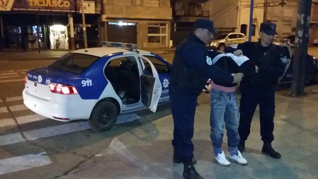 B° San Lorenzo: cruento tiroteo, un violento delincuente aprehendido y armas secuestradas