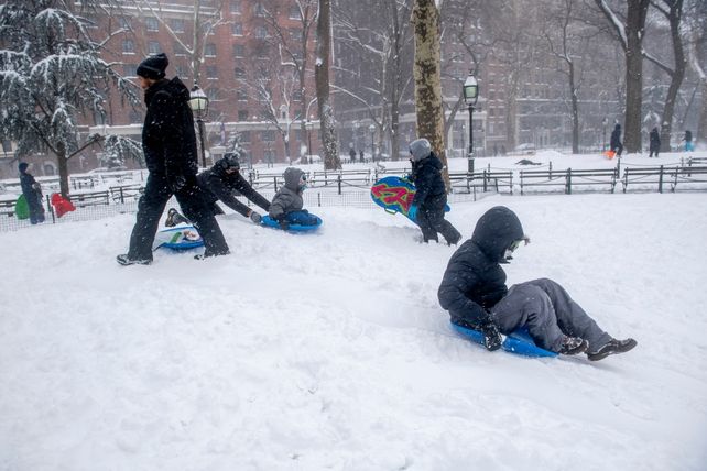 Miles de vuelos suspendidos por tormenta de nieve en Nueva York y otros 9 estados