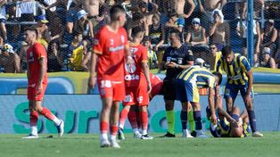 En el piso. El zaguero central Carlos Quintana sufrió el pisotón de Sporle y debió salir. Por suerte, solo un esguince.