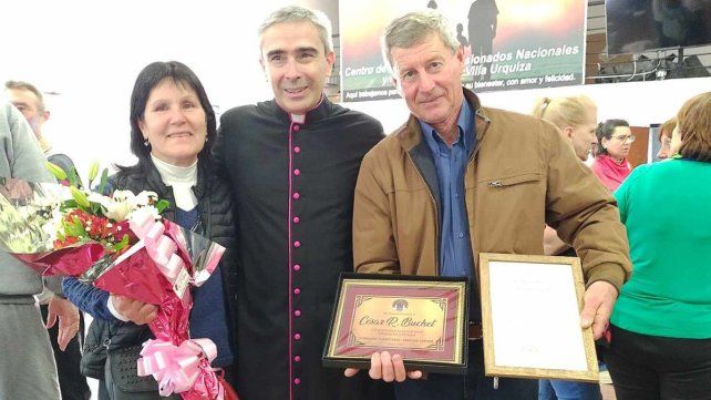 Tanto César como su esposa recibieron el reconocimiento de la comisión del cementerio. Monseñor Viola brindó una misa para ellos en el centro de jubilados de la localidad
