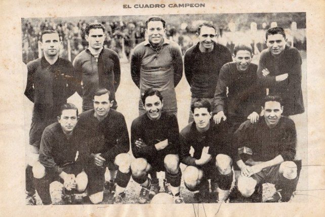 El once leproso que en su primer partido como jugadores profesionales venció en el estadio del Parque a Sparta por 7 a 0