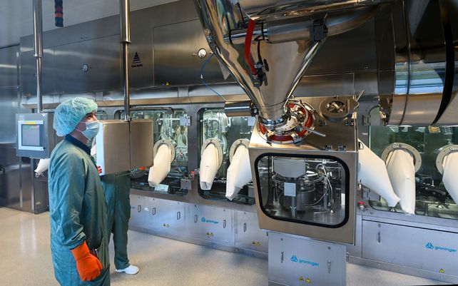 Empleados trabajan en la planta de embotellado de vacunas del fabricante de vacunas IDT Biologika. El ministro de Salud alemán