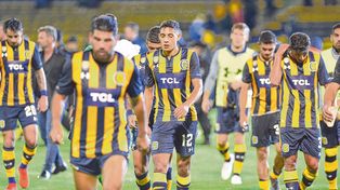 Todo mal. El lateral Nahuel Molina deja la cancha junto al resto tras la dura derrota ante Aldosivi.