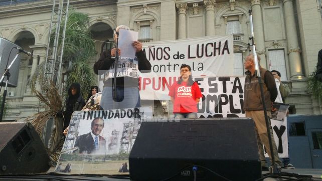 A plaza llena, santafesinos marcharon para pedir justicia por la inundación del 2003