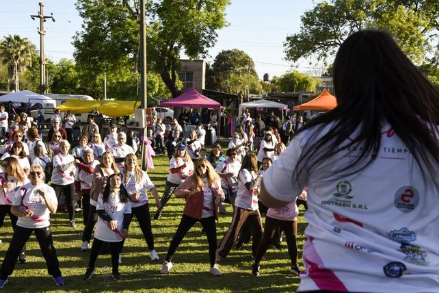 Con más de 350 participantes Roldán vivió una jornada de concientización en el marco del Octubre Rosa