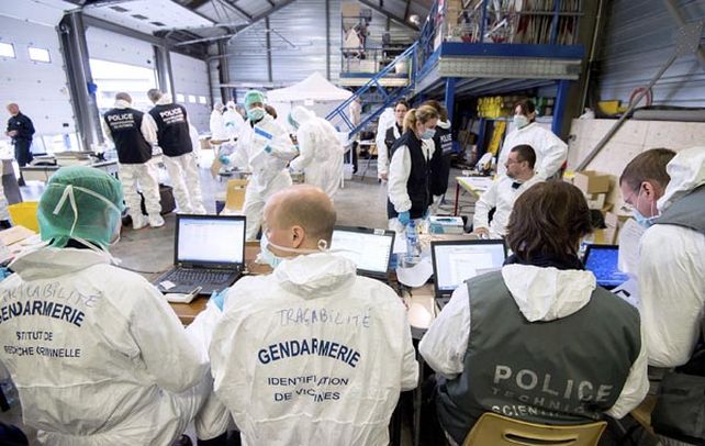investigado por expertos. Gendarmes y policías franceses buscan las causas del accidente en los Alpes.