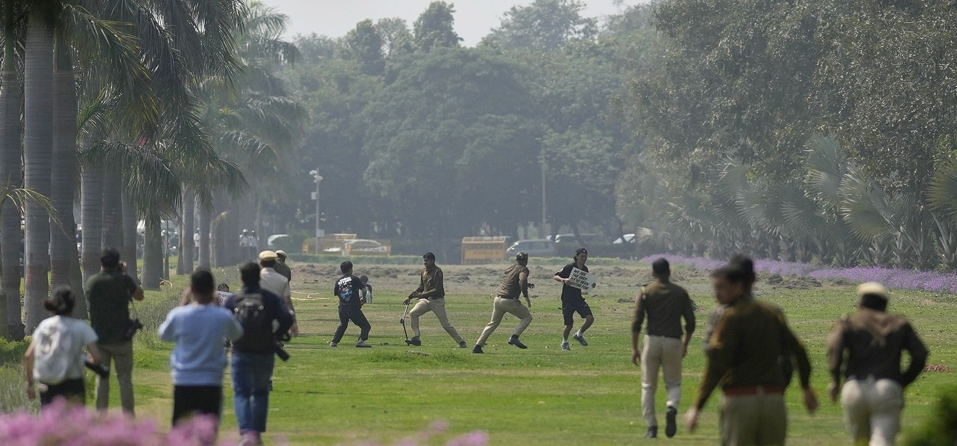 Policías persiguen a tibetanos exiliados durante una protesta frente a la embajada china para conmemorar el levantamiento de 1959 en el Tíbet contra el gobierno chino, en Nueva Delhi, India, el lunes 10 de marzo de 2025. (Foto AP/Manish Swarup) Policías persiguen a tibetanos exiliados durante una protesta frente a la embajada china para conmemorar el levantamiento de 1959 en el Tíbet contra el gobierno chino, en Nueva Delhi, India, el lunes 10 de marzo de 2025. (Foto AP/Manish Swarup)