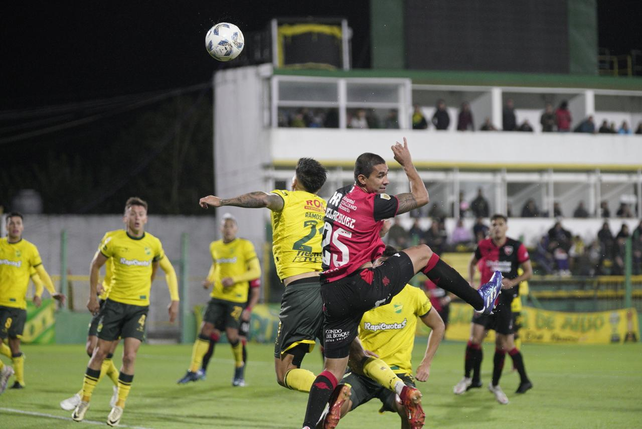 Newells no puede ante Defensa. Foto: Marcelo Bustamante.