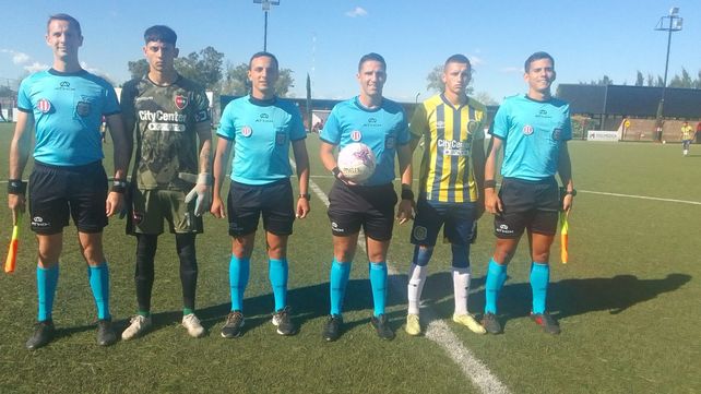 Capitanes y árbitros.&nbsp; Los arqueros Joseu Reinahi (Newells)