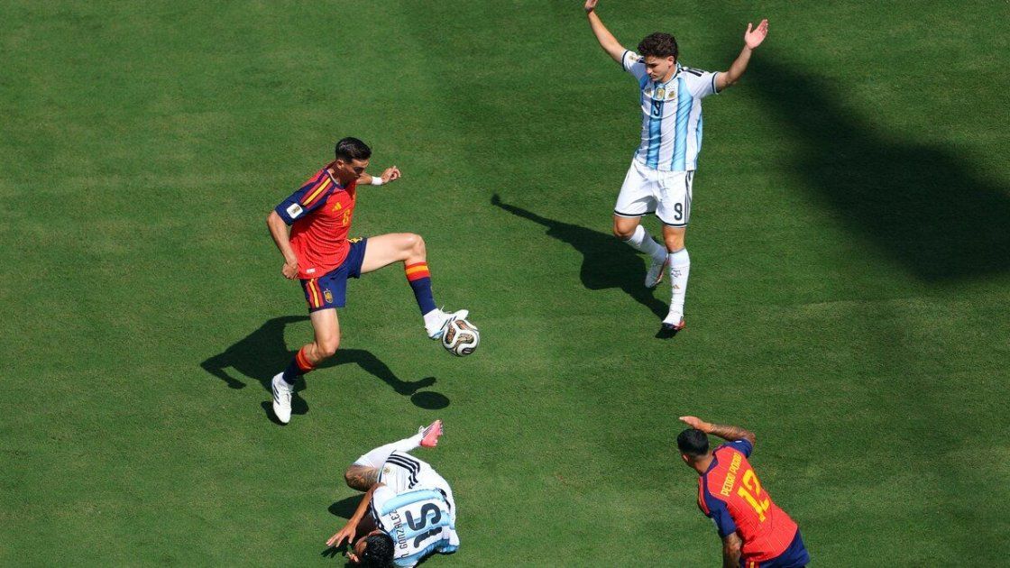 Argentina controla a España, pero genera poco en ataque y empata 0-0 en la final del Mundial