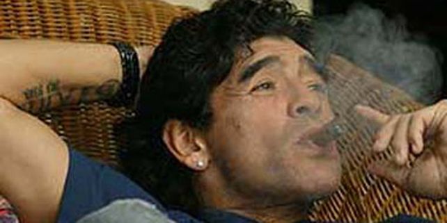 Diego Maradona se fum&oacute; un habano y provoc&oacute; p&aacute;nico en un hotel de Manchester
