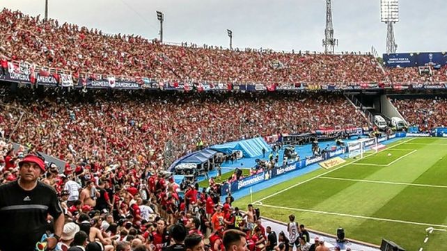 Los hinchas de Colón recibieron un lindo regalo de Bayer Leverkusen. Los hinchas de Colón recibieron un lindo regalo de Bayer Leverkusen.