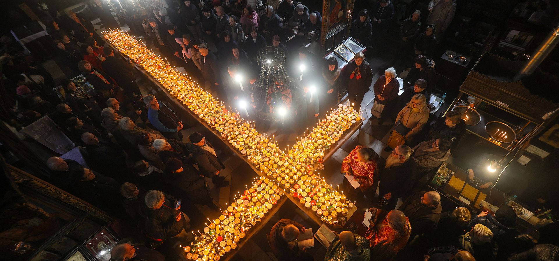 Creyentes asisten a una misa ortodoxa para la Creyentes asisten a una misa ortodoxa para la