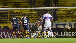 Ledesma no logra contener el remate de Fuentes y es gol de la Católica.