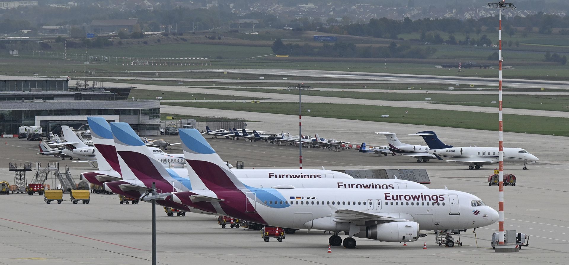 Aviones de Eurowings están estacionados en el aeropuerto de Stuttgart, Alemania, el jueves 6 de octubre de 2022. Una huelga de pilotos en la aerolínea low-cost  Eurowings obligó a la aerolínea alemana a cancelar cientos de vuelos el jueves. 