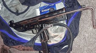 En Rosario. Secuestraron una pistola ametralladora calibre 9 milímetros que es un arma de guerra automática con una gran capacidad de disparo y cargada. Un arma usada por los sicarios rosarinos en numerosos crímenes.&nbsp;