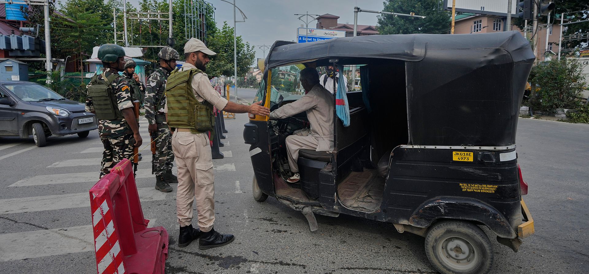 Un policía indio desvía el tráfico en un punto de control temporal antes de una protesta en Srinagar, Cachemira controlada por India, en el aniversario de la revocación del estatus especial de la región, el miércoles 5 de agosto de 2026. (Foto AP/Mukhtar Khan) Un policía indio desvía el tráfico en un punto de control temporal antes de una protesta en Srinagar, Cachemira controlada por India, en el aniversario de la revocación del estatus especial de la región, el miércoles 5 de agosto de 2026. (Foto AP/Mukhtar Khan)