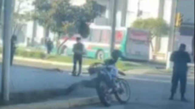 Chajarí: colisionaron un colectivo con una moto y una joven perdi