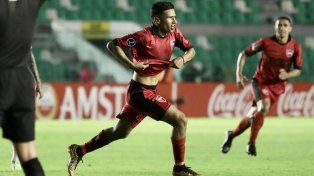 Iván Gómez lo grita con todo. Es el del empate de Newells ante Blooming.