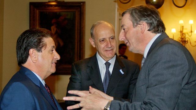 Eduardo Duhalde, Roberto Lavagna, Néstor Kirchner, quien fue apuntado por el gobernador Maximiliano Pullaro.
