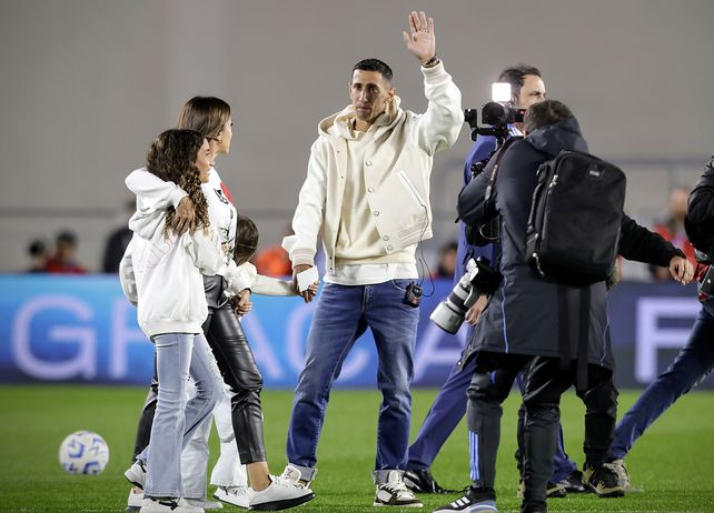 Los Di María. Ángel, junto a su esposa Jorgelina y sus hijas Mía y Pía, durante el homenaje de despedida.