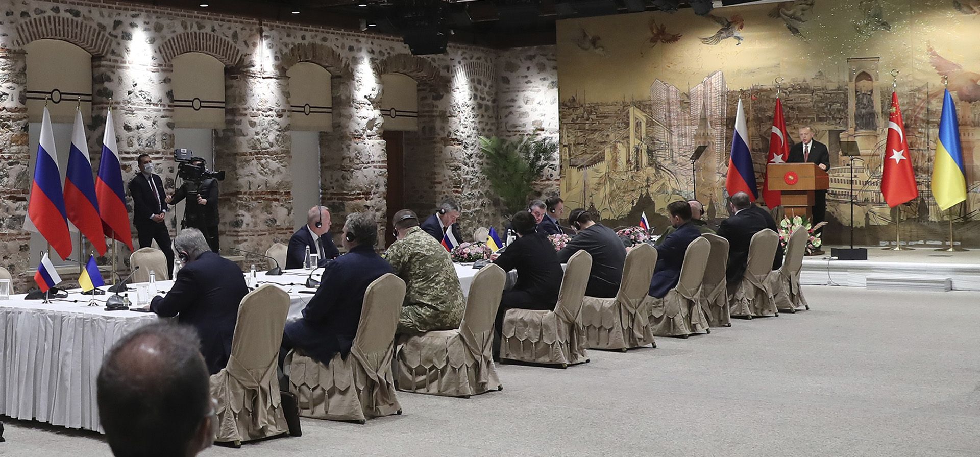 El presidente turco, Recep Tayyip Erdogan, a la derecha, da un discurso de bienvenida a las delegaciones rusa y ucraniana antes de sus conversaciones en Estambul, Turquía, el martes 29 de marzo de 2022. El primer cara a cara Las conversaciones dentro de dos semanas entre Rusia y Ucrania debían comenzar el martes, lo que generó esperanzas vacilantes de que termine una guerra que se ha convertido en una sangrienta campaña de desgaste.