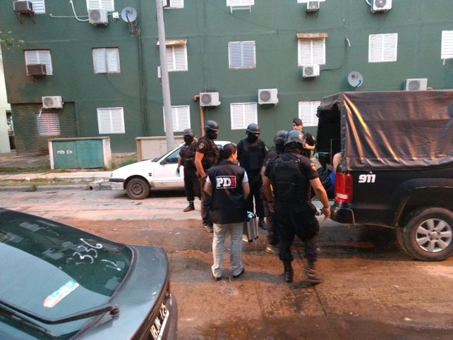 Madrugada del lunes. Así trasladaban a sede policial al sujeto buscado por la Justicia provincial.&nbsp;