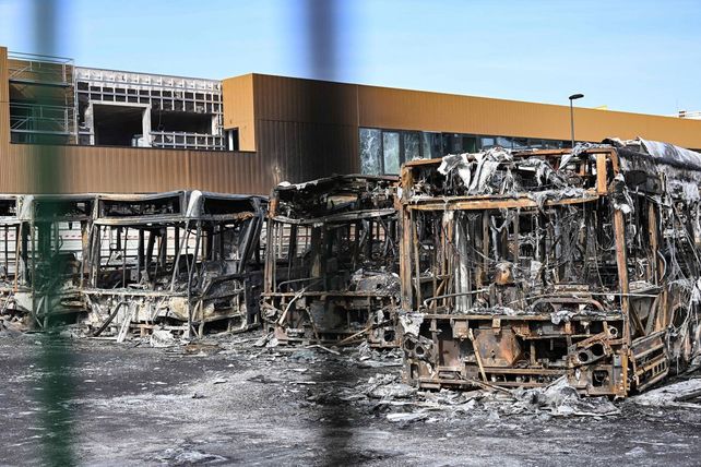 Una hilera de colectivos destruidos mediante bombas molotov en una ciudad francesa.