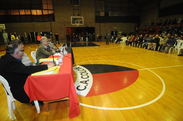 Los socios, con la sidra y el pan dulce en la mano