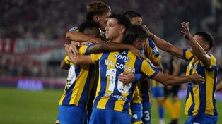 Uno de los dos festejos de Rosario Central ante River. Ahora enfila hacia los octavos de final y si vence a Vélez puede lograrlo.