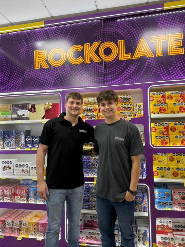 Facundo y Agustín hicieron su propia experiencia de importar en su local en San Lorenzo.